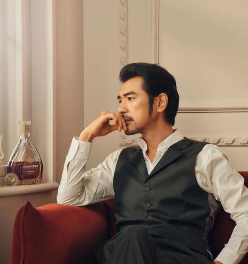 缔造男神出装攻略（掌握最新潮流趋势，成为别人羡慕的男神）